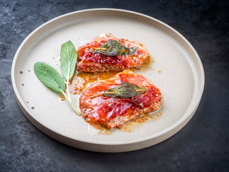 Runder Teller, darauf Saltimbocca. 