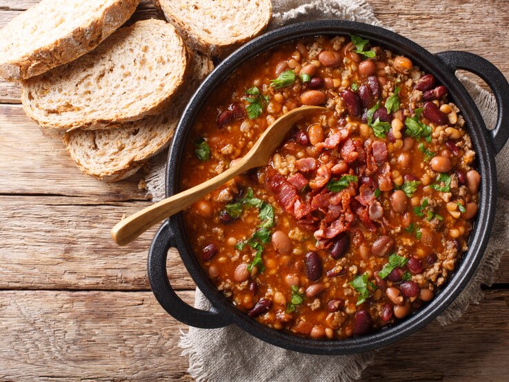 Draufsicht auf einen Teller mit einem hackfleisch-Bohnen-Eintopf aus Kanada,