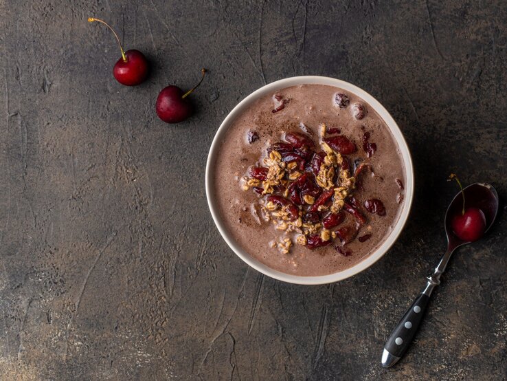 Draufsicht auf eine runde Schüssel gefüllt mit Schokoladigem Kirsch-Porridge