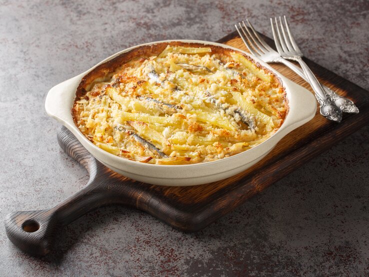 Seitliche Ansicht eines Kartoffelauflaufs mit Sardellen