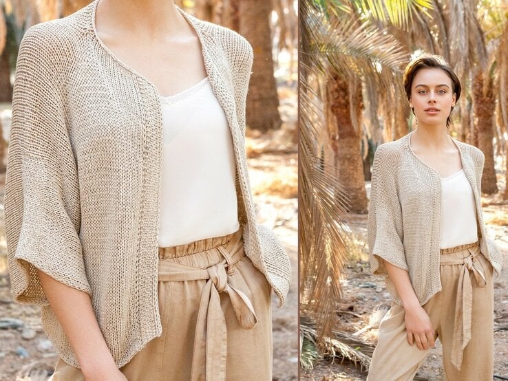 Frau in einem sommerlichen Outfit, bestehend aus einem leichten, beige gestrickten Kimonojäckchen, einem weißen Top und einer beigen Hose mit Gürtel. Sie steht in einer sonnendurchfluteten Landschaft mit Palmen