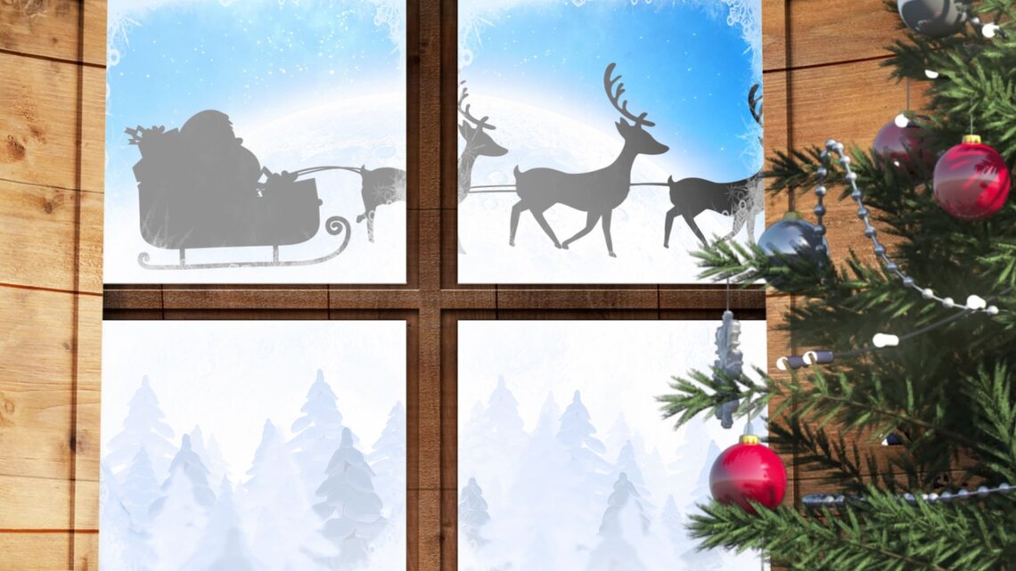 Ein Holzfenster mit einem weihnachtlichen Fensterbild, das eine winterliche Landschaft mit schneebedeckten Tannen und einem vorbeiziehendem Rentierschlitten zeigt.