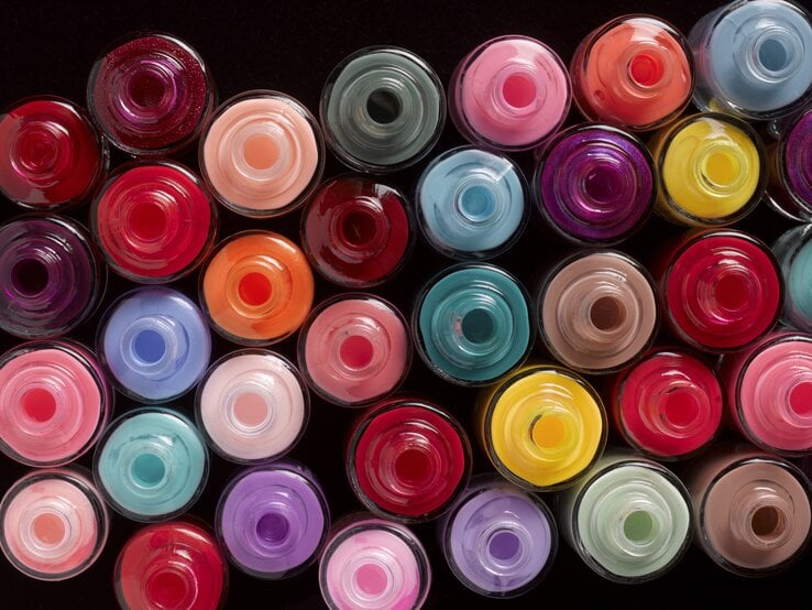 Offene Nagellack-Flaschen in verschiedenen Farben