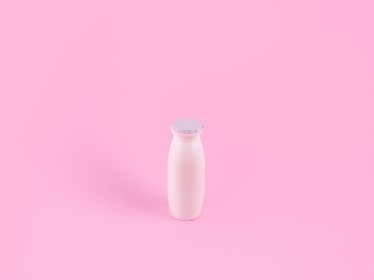 Geniale Basteleien mit leeren Actimel-Flaschen Actimel-Flasche auf rosa Hintergrund
