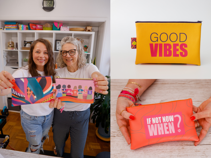 Kunstleder-Mäppchen nähen Zwei Frauen zeigen bunte Kunstledermäppchen mit Statements wie "GOOD VIBES" und "IF NOT NOW WHEN?" in einem hellen, kreativen Atelier