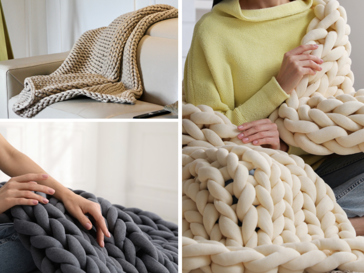 Collage Decke mit den Fingern stricken Eine Frau im gelben Pullover hält eine cremefarbene Chunky-Decke aus grober Wolle, sitzt gemütlich auf dem Boden.