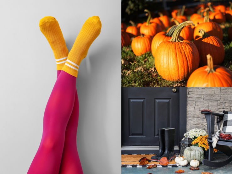 Gekreuzte Beine in pinker Strumpfhose, leuchtende Kürbisse im Gras und herbstlich dekorierter Hauseingang mit Stiefeln und Blumen.