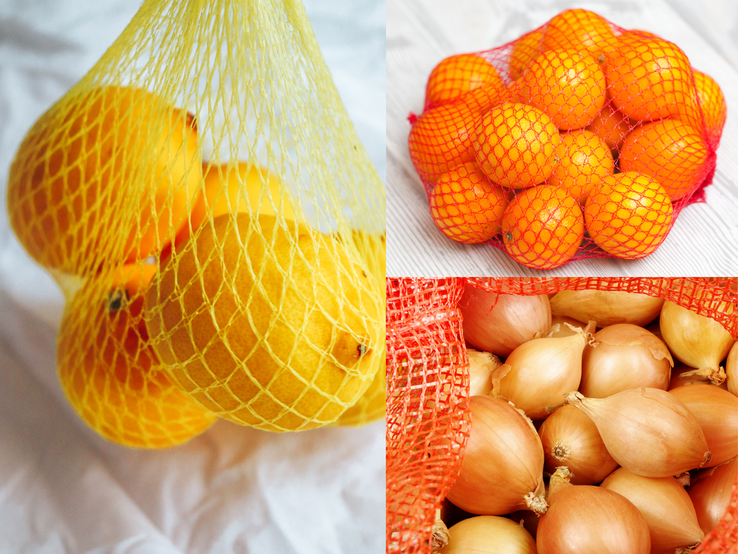 Basteln mit Obst-und Gemüsenetz Drei Netze mit Zitrusfrüchten und Zwiebeln liegen auf weißem Untergrund: Zitronen, Mandarinen und goldgelbe Zwiebeln.