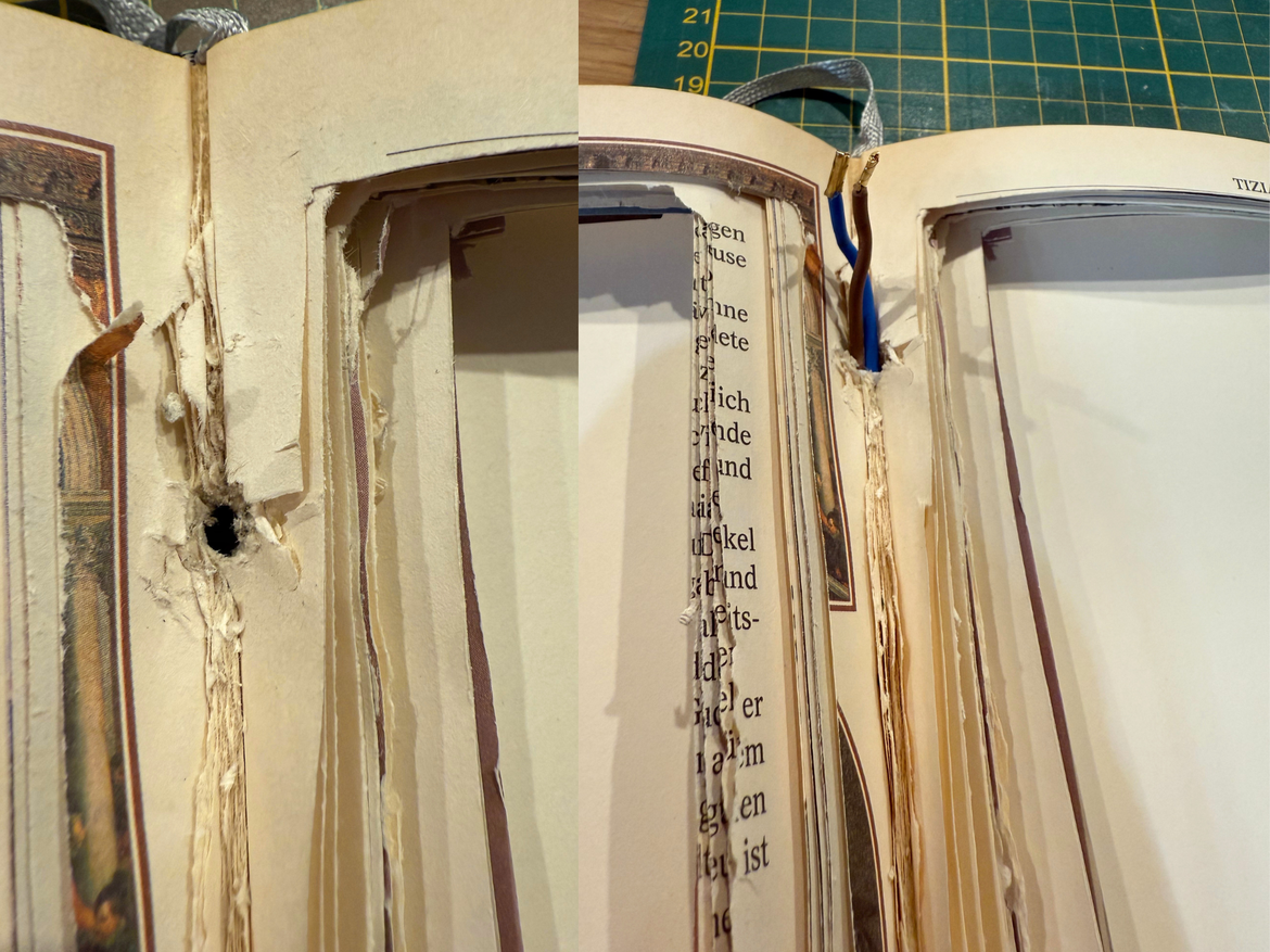 Aufgeschlagenes Buch mit ausgeschnittenem Hohlraum im Seitenblock, aus dem zwei freiliegende Kabel durch ein Loch im Buchrücken ragen. | © Canva/Collage:bildderfrau.de