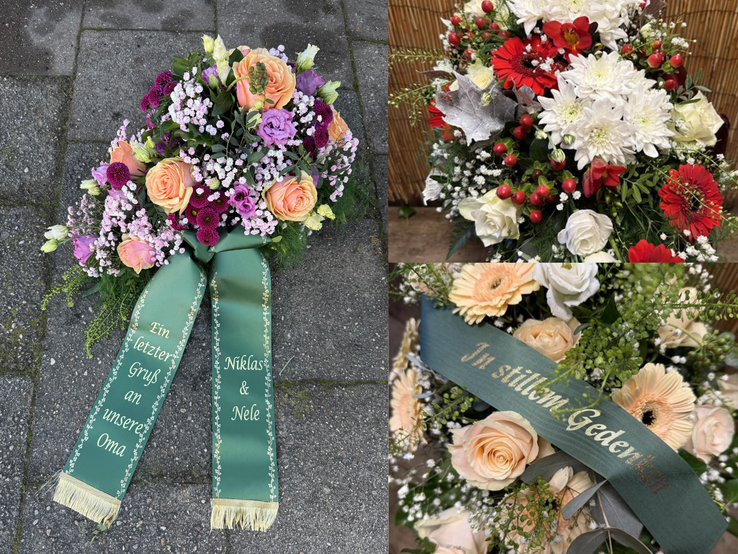 Drei florale Trauergestecke mit Schleifen zeigen Rosen, Gerbera und Chrysanthemen in Weiß, Rot, Lila und Apricot auf Stein- und Holzboden.