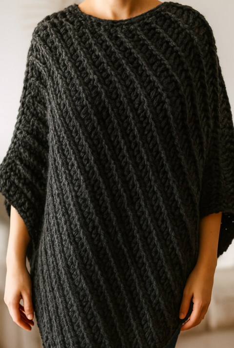 Eine Collage mit Frau beim Häkeln, Wollknäueln mit Häkelnadeln auf Holz und schwarzem Strickponcho an junger Frau.