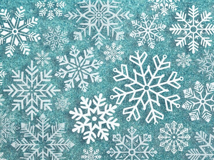 Weiße DIY-Schneeflocken auf türkisem Hintergrund