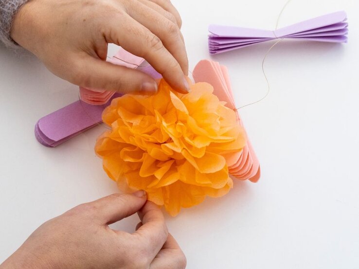 Schritt-für-Schritt-Anleitung für eine Silvester-Pompom-Girlande.