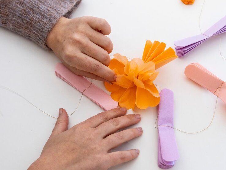 Schritt-für-Schritt-Anleitung für eine Silvester-Pompom-Girlande. | © BILD der Frau