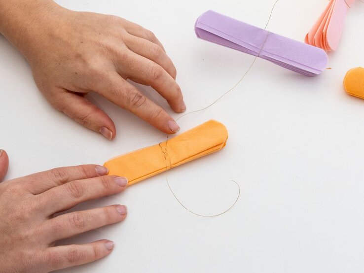 Schritt-für-Schritt-Anleitung für eine Silvester-Pompom-Girlande. | © BILD der Frau