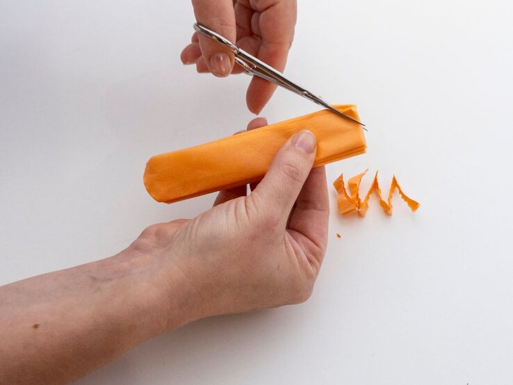 Schritt-für-Schritt-Anleitung für eine Silvester-Pompom-Girlande. | © BILD der Frau