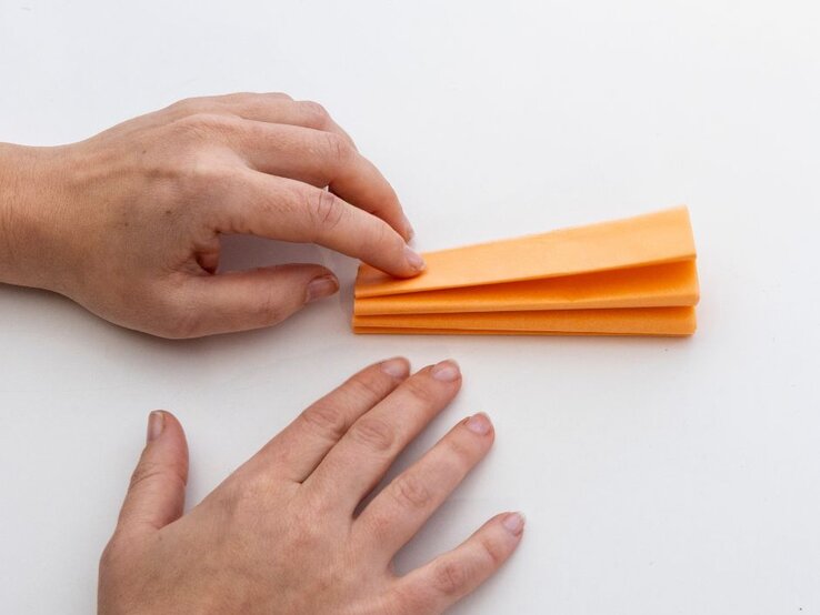 Schritt-für-Schritt-Anleitung für eine Silvester-Pompom-Girlande. | © BILD der Frau