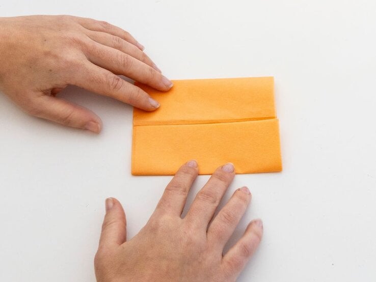 Schritt-für-Schritt-Anleitung für eine Silvester-Pompom-Girlande. | © BILD der Frau