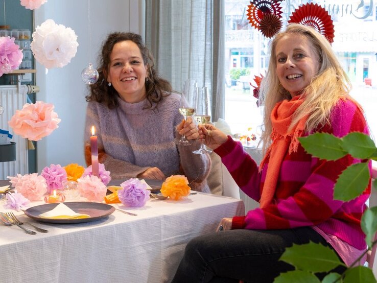 Papierkünstlerin Eva Maria Berg (l.) und Reporterin Eri Krüger sitzen an einem Tisch. | © BILD der Frau