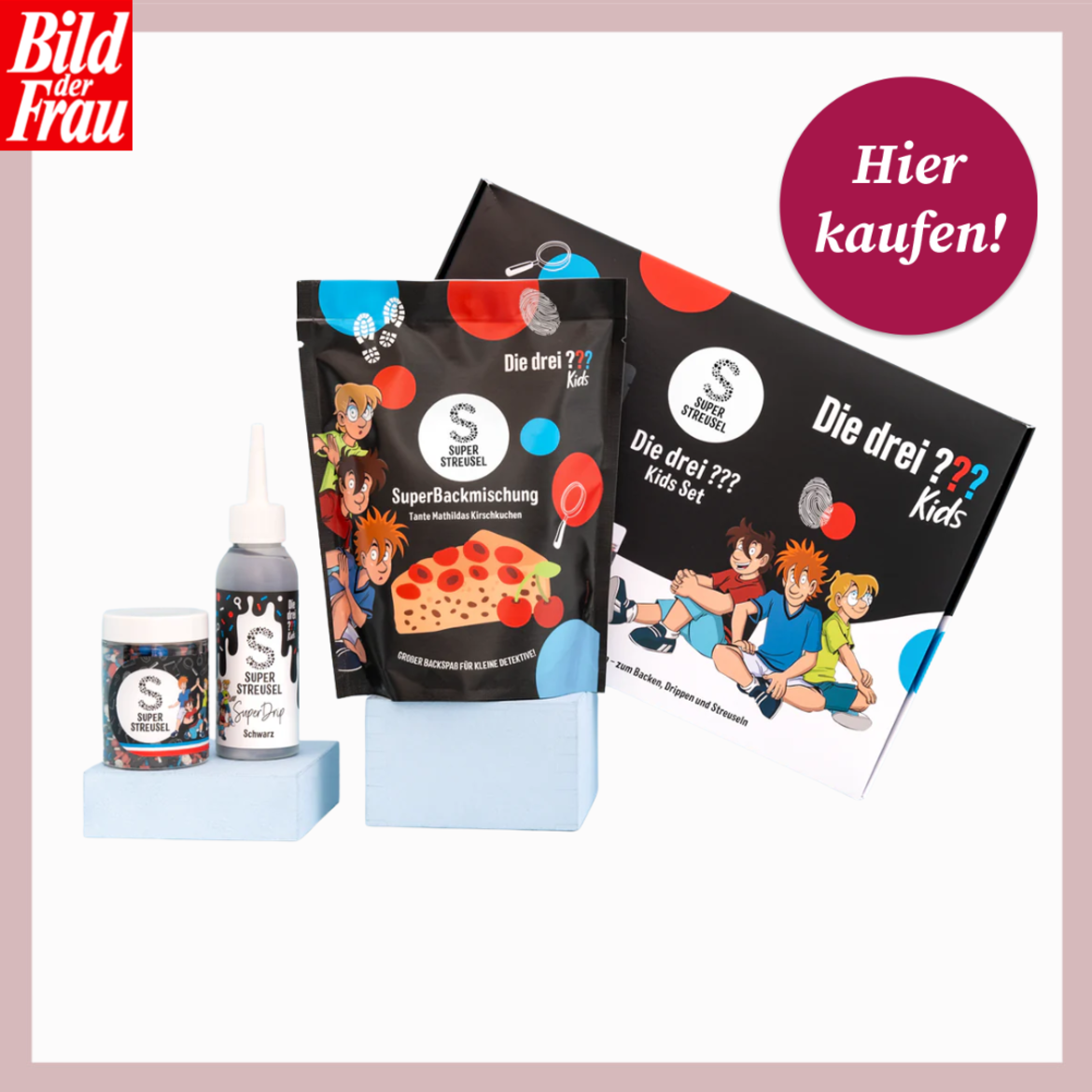 Buntes Backset mit Die drei ??? Kids-Design: Backmischung, Streusel, Lebensmittelfarbe und Box auf hellem Podest. | © Canva/Super Streusel/Collage:bildderfrau.de