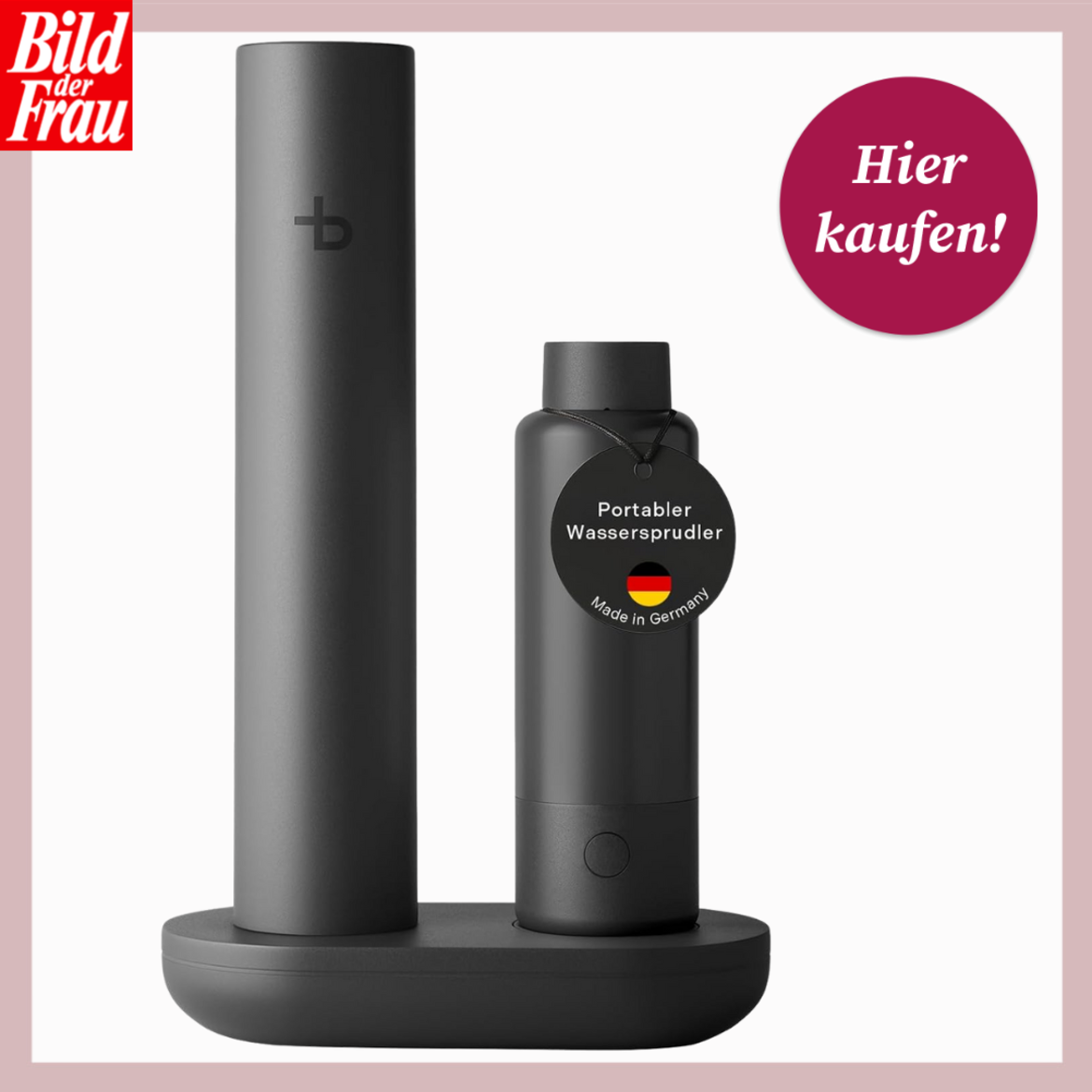 Schwarzer, minimalistischer Wassersprudler mit zylindrischem Design auf grauer Basis, daneben Flasche mit „Made in Germany“-Label. | © Canva/Amazon/Collage:bildderfrau.de