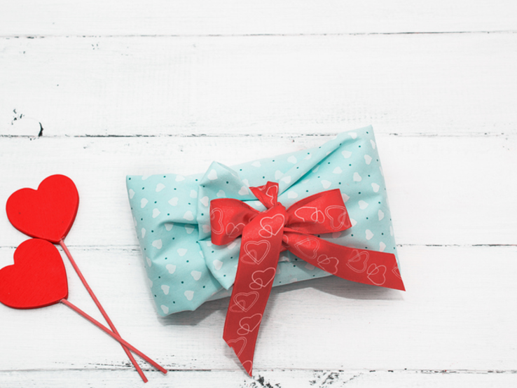 Geschenk eingewickelt in ein altes Halstuch.