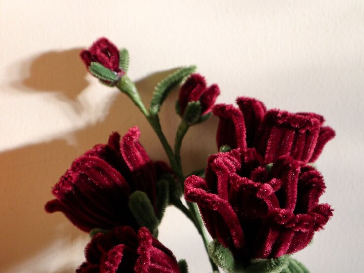 Rosen in dunklem Rot, gebastelt mit Pfeifenreinigern.