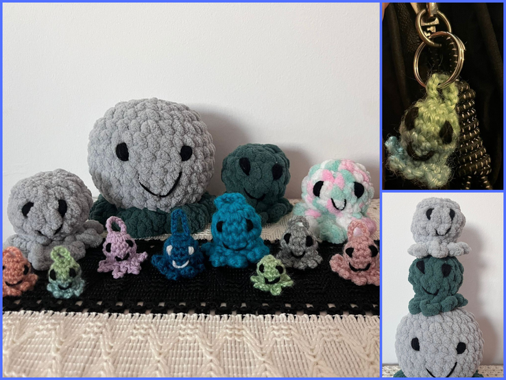 Eine Collage aus gehäkelten Figuren: große und kleine, farbenfrohe Figuren mit lachenden Gesichtern auf einer schwarz-weiß gemusterten Unterlage.