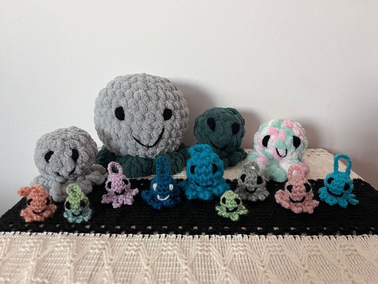 Amigurumi häkeln: verschiedene Mini-Kraken selbst gehäkelt | © Privat