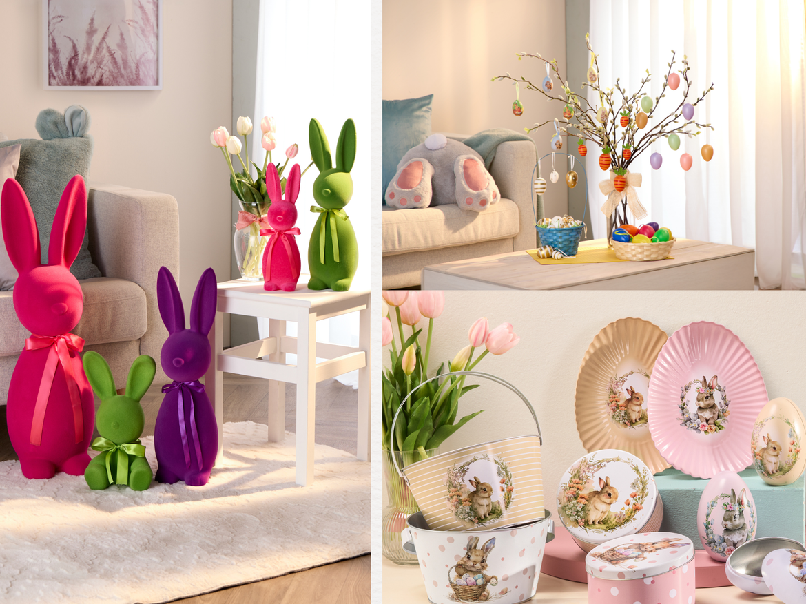 Bunte Deko-Osterhasen in Pink, Grün und Lila stehen mit Schleifen geschmückt neben Tulpen im hellen Wohnzimmer auf Teppich. | © Canva/Woolworth