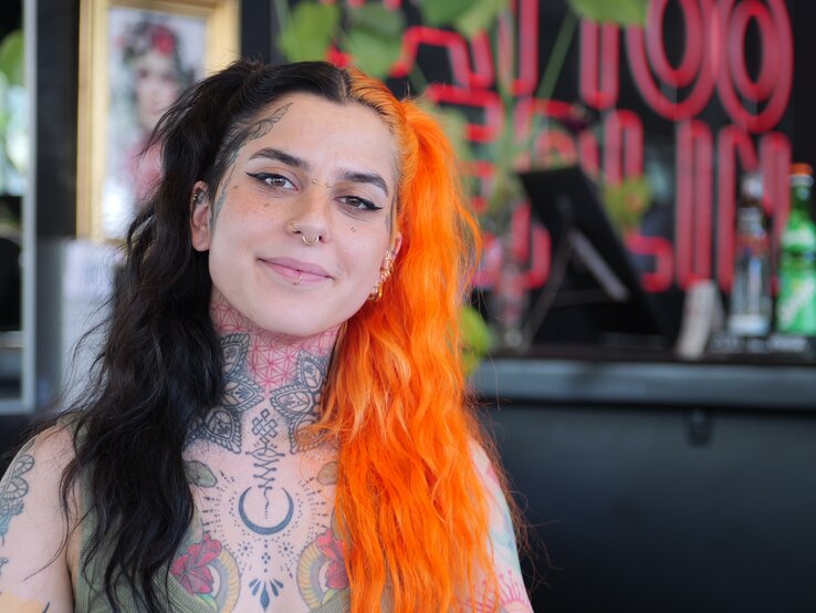 Die Piercerin Michelle "Misu" Berko des Autark Tattoo Studios lächelt in die Kamera. | © Autark Tattoo Berlin