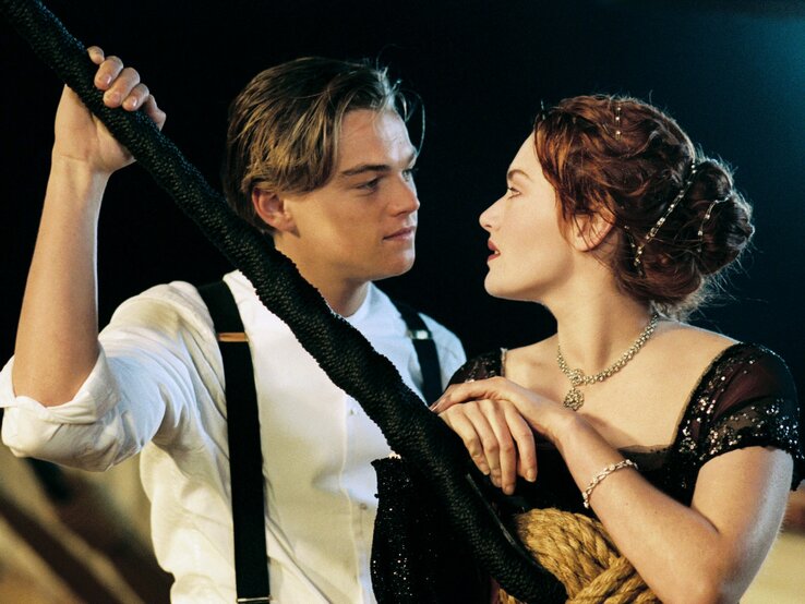 Leonardo DiCaprio und Kate Winslet schauen sich verliebt an.