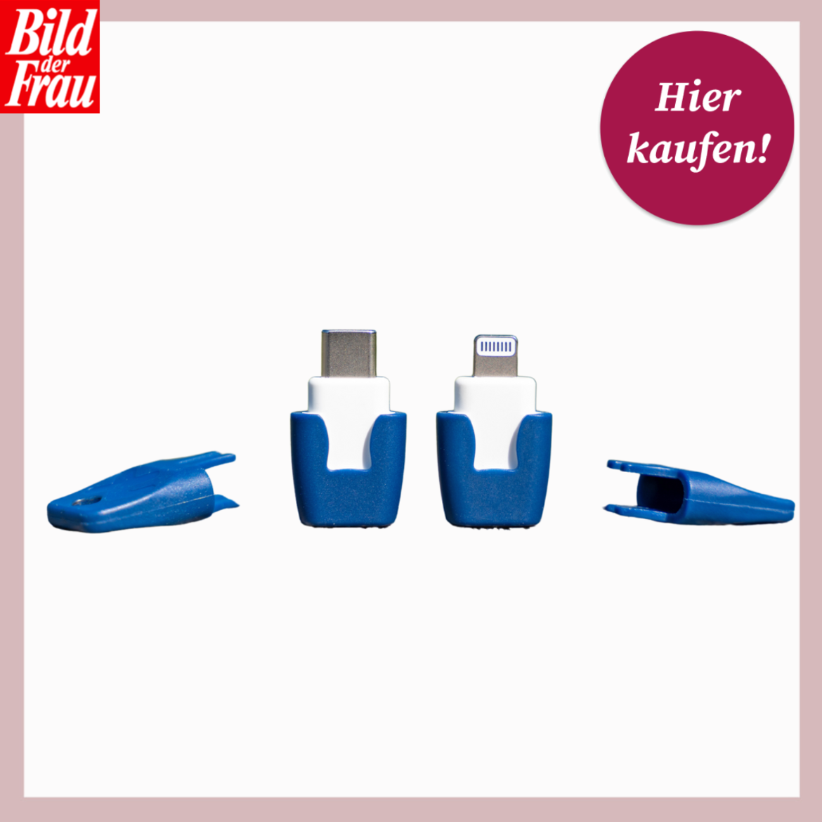 Zwei blaue Insektenstichheiler-Adapter mit USB-C- und Lightning-Anschluss stehen aufrecht, daneben ihre passenden blauen Schutzkappen. | © heat it 