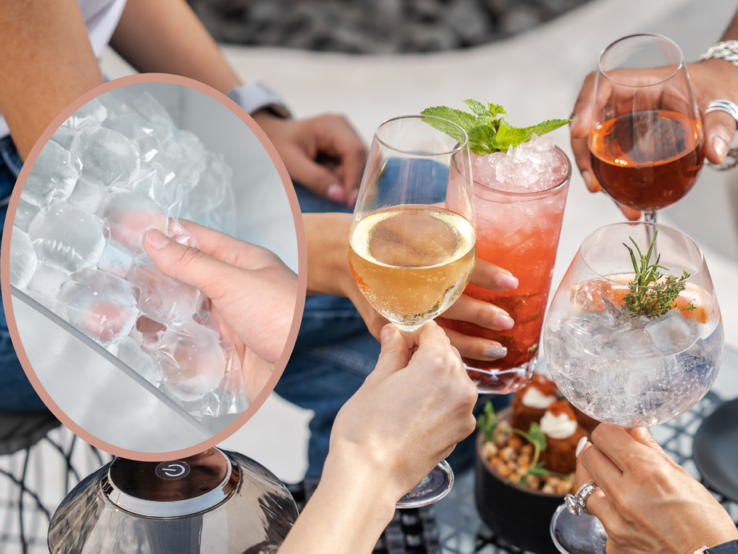 Eiswürfelbeutel und Drinks Vier Hände stoßen im Freien mit farbigen Cocktails und Wein an, davor ein Zoom auf frische Eiswürfel in einer Hand.