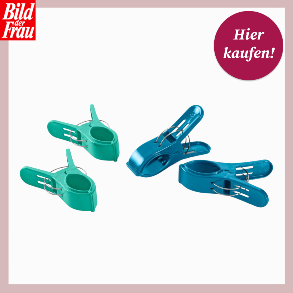 Zwei türkisfarbene und zwei blaue Kunststoff-Handtuchhalter-Clips mit Metallfeder liegen nebeneinander auf weißem Hintergrund. | © Tchibo/Canva/Collage:bildderfrau.de