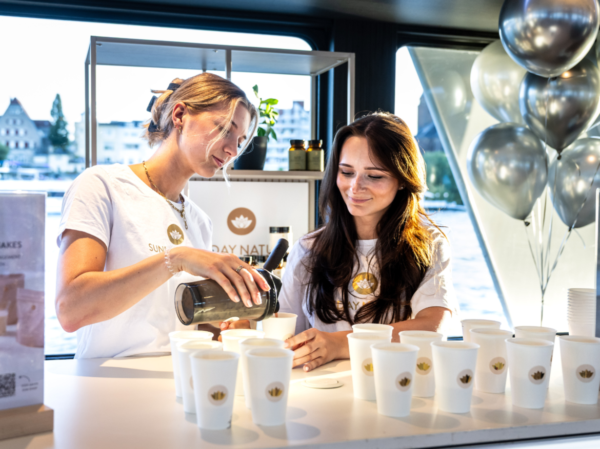 Gofem Cetaphil | © FUNKE Foto Service - Martin Moeller Zu sehen sind zwei Frauen, die Sekt ausschenken | © FUNKE Foto Service - Martin Moeller