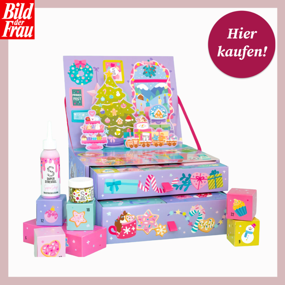 Bunter Adventskalender mit Weihnachtsmotiven, Backzubehör und Geschenkschachteln vor lilafarbenem Hintergrund. | © Super Streusel/Canva:Collage:bildderfrau.de