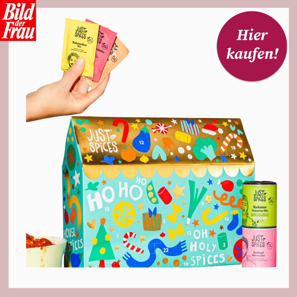 Bunt gestalteter Just-Spices-Adventskalender mit goldener Klappe, daneben Gewürzdosen und Hand mit drei Gewürzpäckchen. | © Just Spices/Canva/Collage:bildderfrau.de
