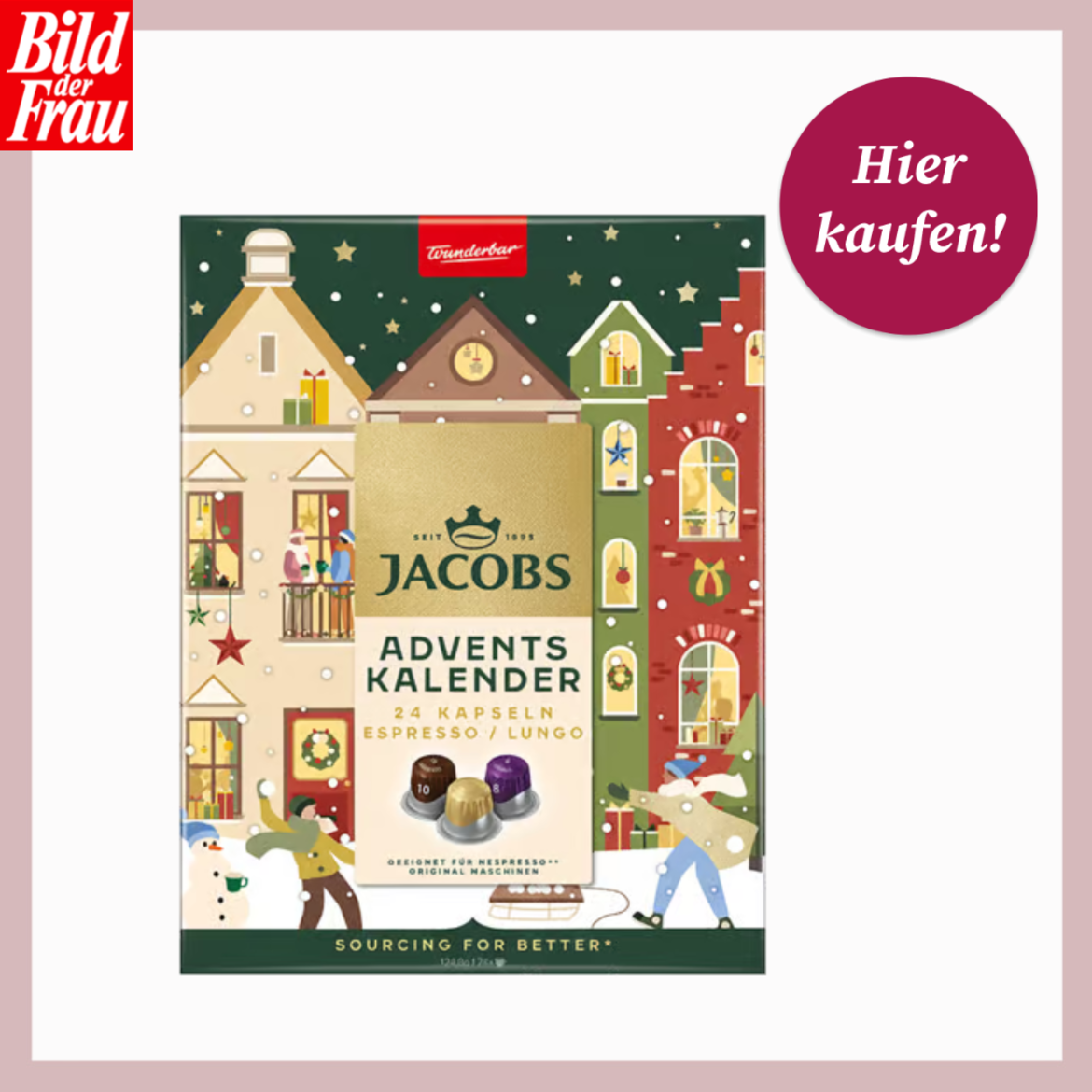 Bunter Jacobs-Adventskalender mit 24 Kaffeekapseln vor winterlicher Häuserkulisse mit tanzenden Figuren im Schnee. | © knuspr.de/Canva/bildderfrau.de