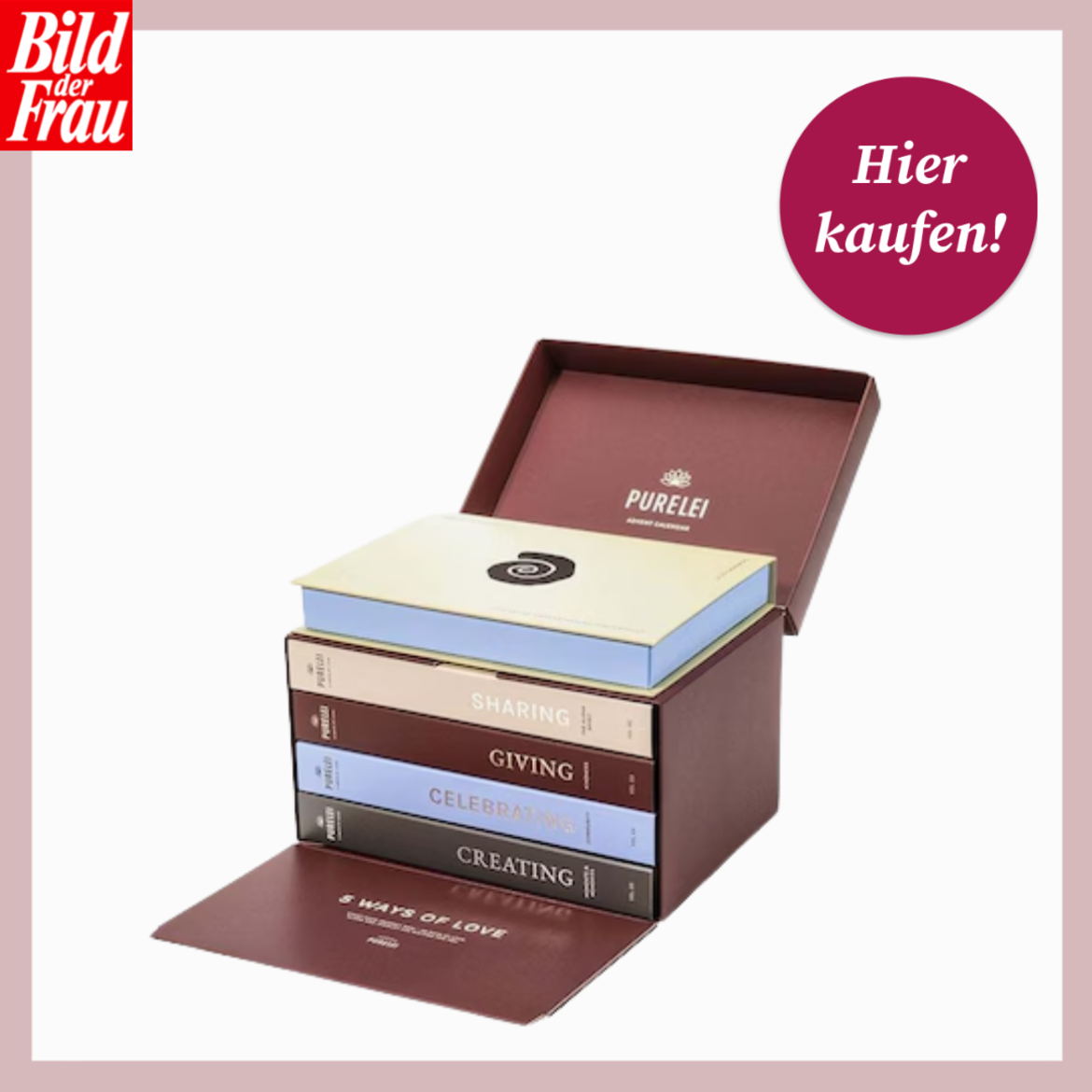 Eleganter PURELEI-Adventskalender in Bordeaux mit vier farblich sortierten Boxen, offen präsentiert auf weißem Hintergrund. | © Purelei/Canva/Collage:bildderfrau.de