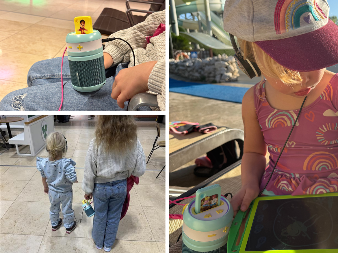 Kleines blondes Mädchen mit Kopfhörern nutzt drinnen und draußen vertieft einen tragbaren Hörspiel-Lautsprecher mit Figur. | © Madeleine Liedke 