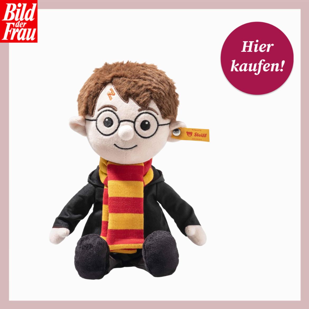 Harry-Potter-Kuscheltier mit Blitznarbe, Brille und gestreiftem Schal in Gryffindor-Farben sitzt frontal auf weißem Untergrund. | © Amazon/Canva/Collage:bildderfrau.de
