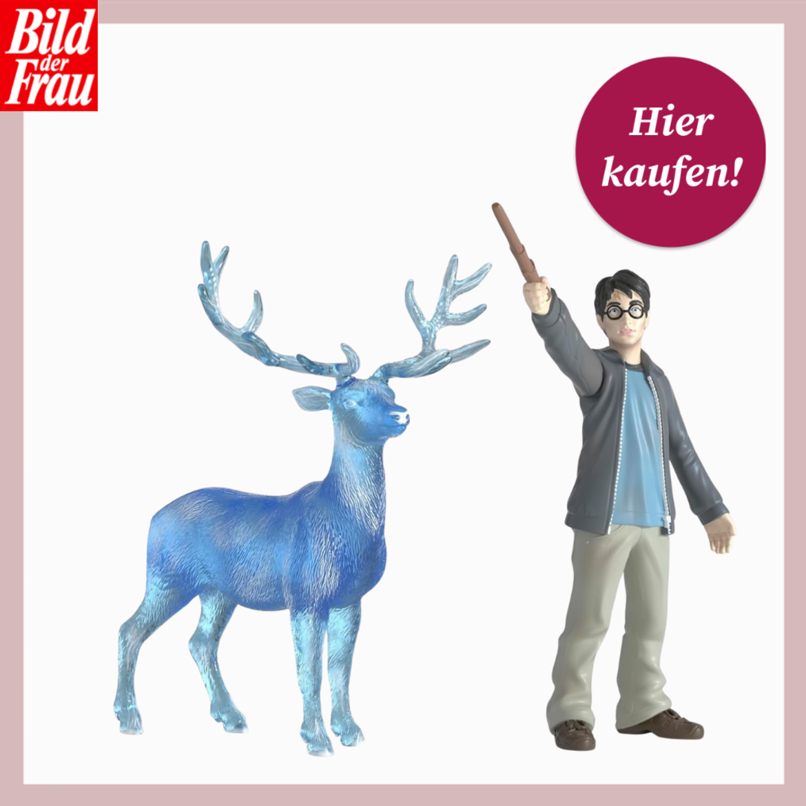 Harry Potter-Spielzeugfigur von Schleich mit Brille und Zauberstab steht neben einem transparent-blauen Hirsch auf weißem Hintergrund. | © Amazon/Canva/Collage:bildderfrau.de