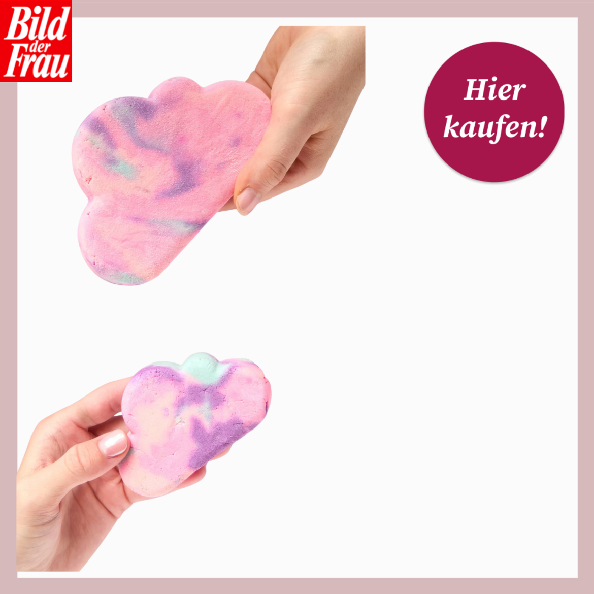 Zwei weibliche Hände halten pastellfarbene Badebomben in Wolkenform vor weißem Hintergrund, eine rosa, eine lila-blau gemustert. | © Lush/Canva/Collage:bildderfrau.de