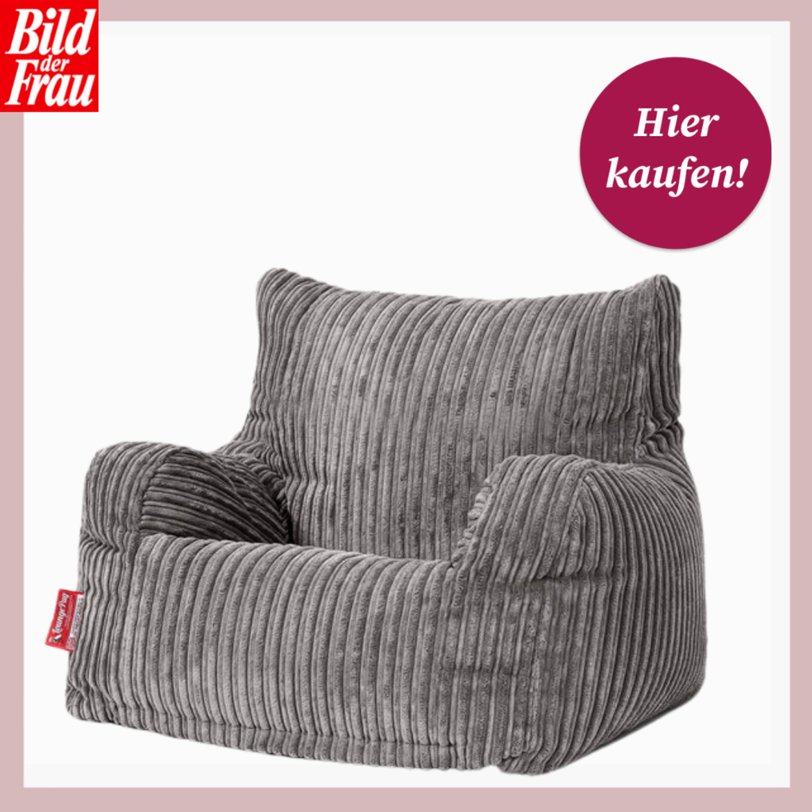 Grauer, breiter Cord-Sitzsack in Sessel-Form mit Armlehnen steht vor hellem Hintergrund, weich gepolstert und gemütlich wirkend. | © bigberthaoriginal/Canva/Collage:bildderfrau.de