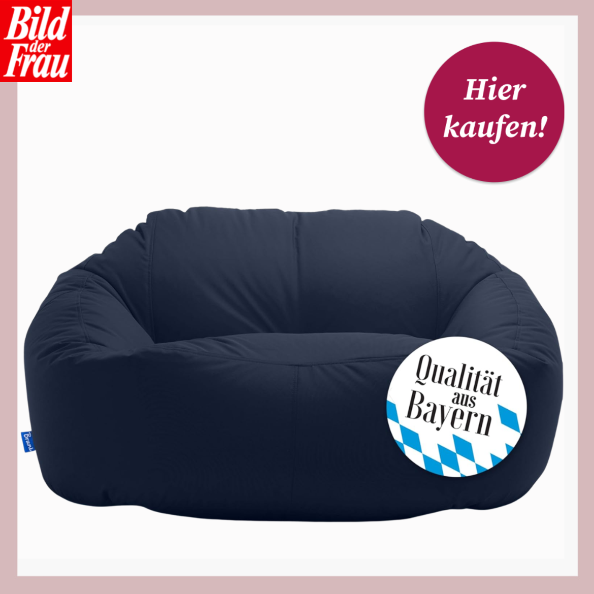 Dunkelblauer Sitzsack steht vor hellem Hintergrund, versehen mit Aufklebern „Hier kaufen!“ und „Qualität aus Bayern“. bequem! | © Amazon/Canva/Collage: bildderfrau.de