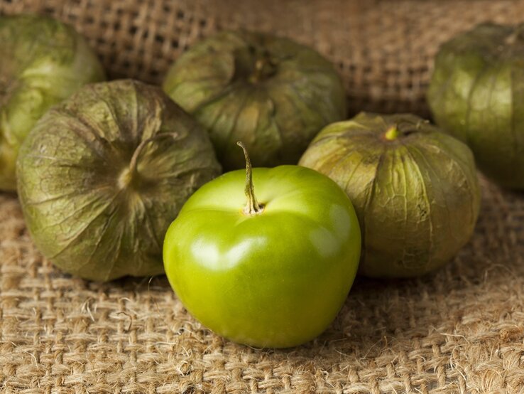 Die Frucht der Tomatillo. | © IMAGO/bhofack2