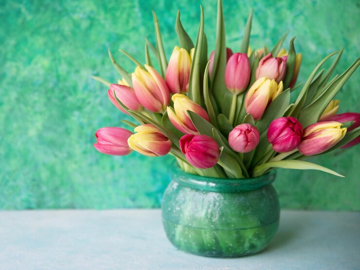 Tulpen in grüner Vase