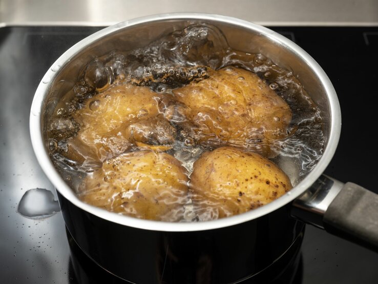 Kartoffeln kochen in einem Topf.