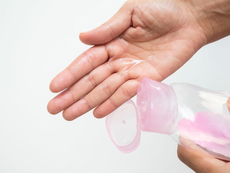 Hand mit Babyöl Flasche
